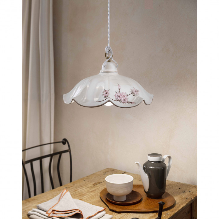 Sospensione con paralume in ceramica decorata a mano dal design rustico
