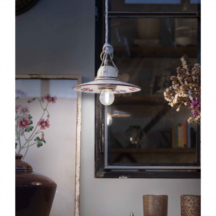 Sospensione con struttura in metallo e paralume in ceramica in stile rustico