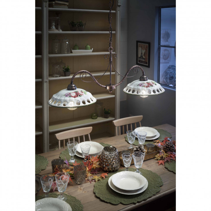 Lampadario rustico in metallo con diffusori in ceramica decorati a mano