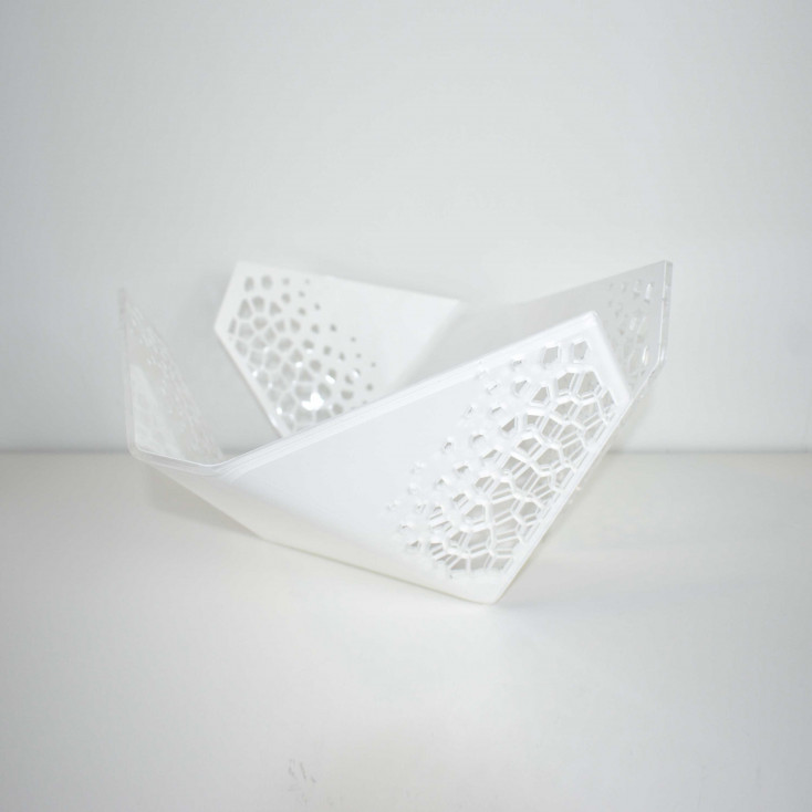 Centrotavola moderno in plexiglass traforato dalle linee eleganti