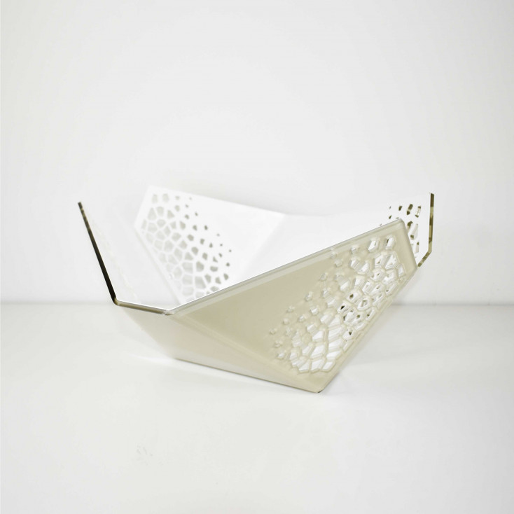 Centrotavola moderno in plexiglass traforato dalle linee eleganti