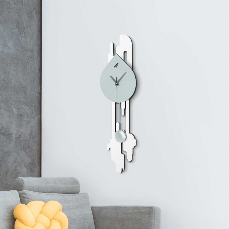 Orologio da parete a pendolo con struttura in legno dal design elegante