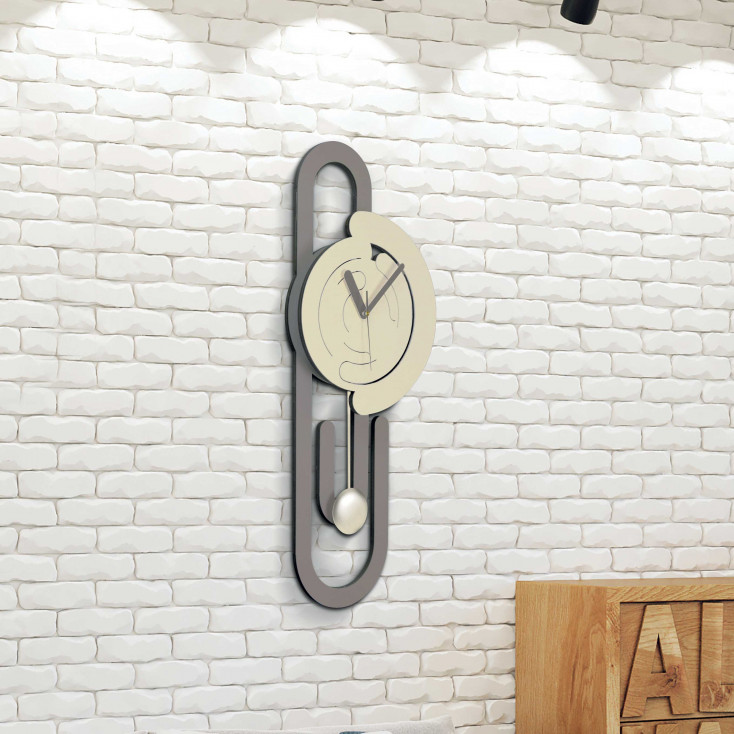 Orologio da parete a pendolo dal design moderno con struttura in legno