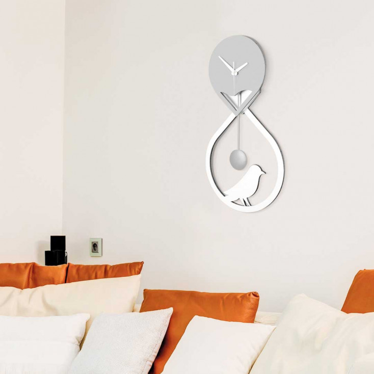 Orologio da parete a pendolo struttura in legno dal design moderno ed elegante