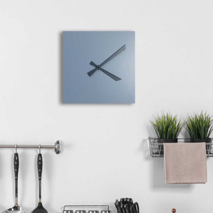 Orologio da parete quadrato in legno dal design minimalista dalle linee moderne