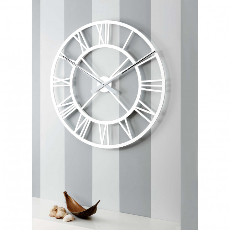 Orologio da parete rotondo con numeri romani con struttura in legno di design
