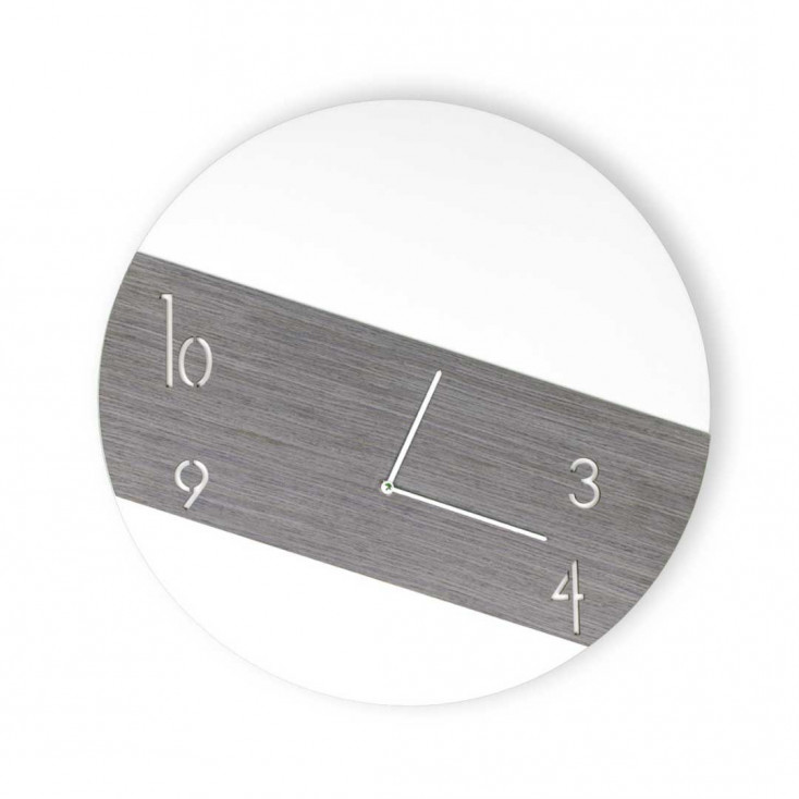 Orologio da parete rotondo con struttura in legno e dettagli in rovere