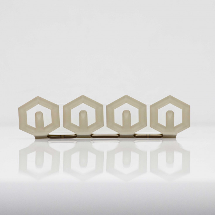 Portachiavi da parete in plexiglass con dettagli geometrici dal design moderno