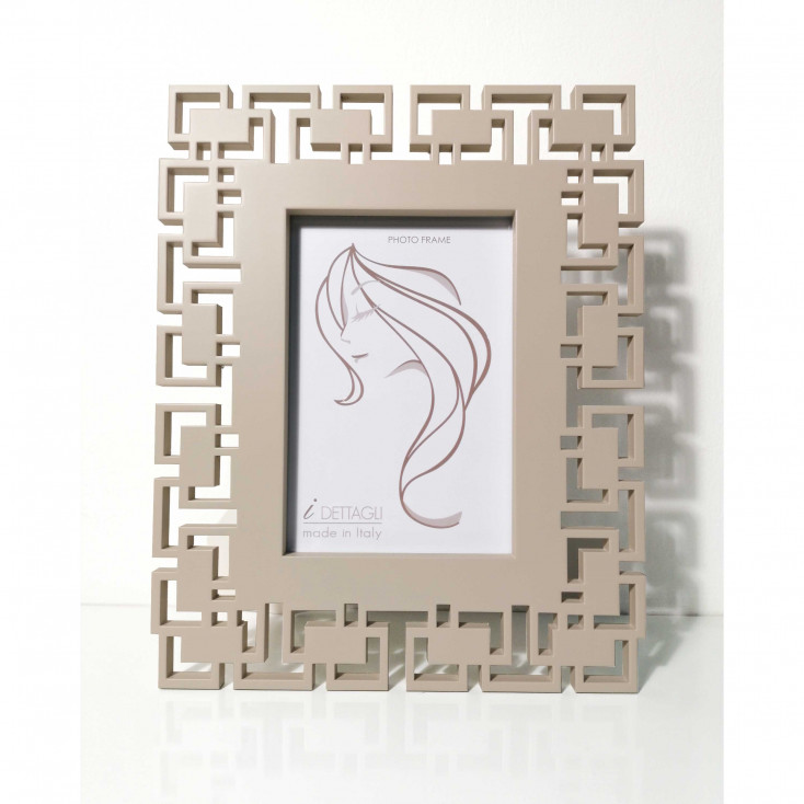 Portafoto da tavolo grande in legno traforato dal design moderno ed elegante