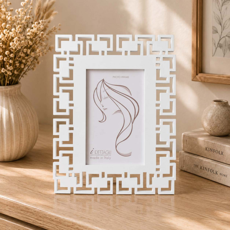 Portafoto da tavolo grande in legno traforato dal design moderno ed elegante