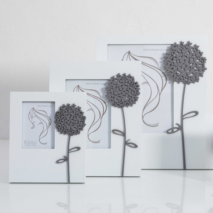 Portafoto da tavolo in legno con applicazione floreale dal design elegante