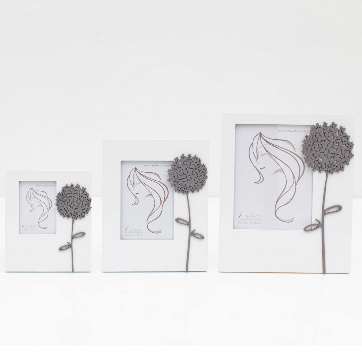 Portafoto da tavolo in legno con applicazione floreale dal design elegante