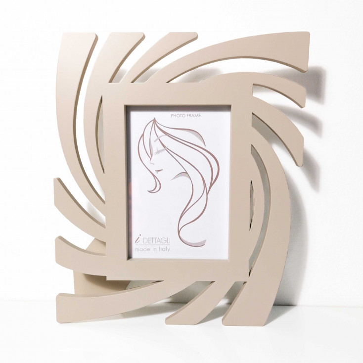 Portafoto da tavolo piccolo in legno dal design moderno ed elegante