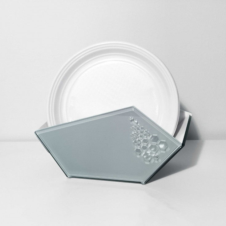 Portapiatti in plexiglass per piatti di plastica dal design elegante e moderno