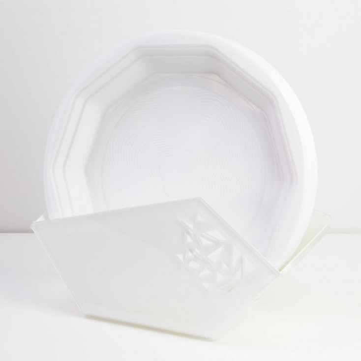 Portapiatti in plexiglass per piatti di plastica dal design elegante e moderno