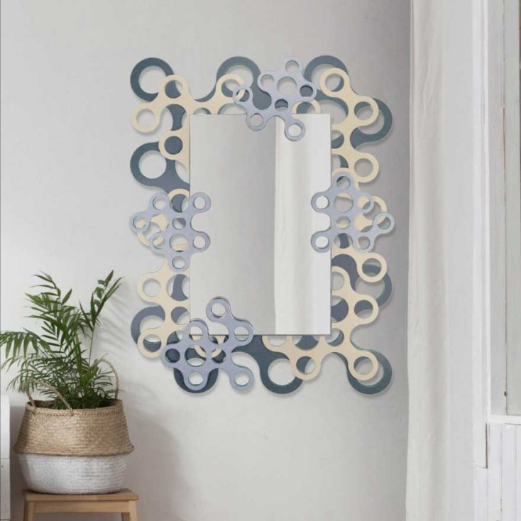 Specchio da parete dal design moderno con cornice in legno traforata