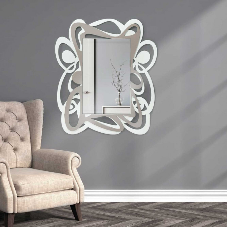 Specchio da parete moderno con cornice in legno dal design sinuoso ed elegante
