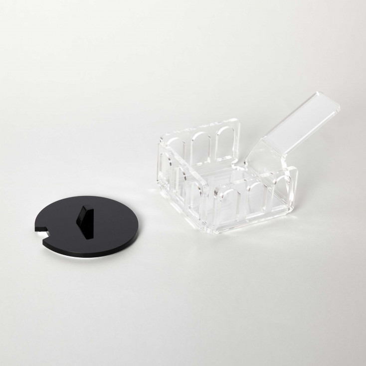 Zuccheriera da tavola con struttura in plexiglass dal design moderno ed elegante