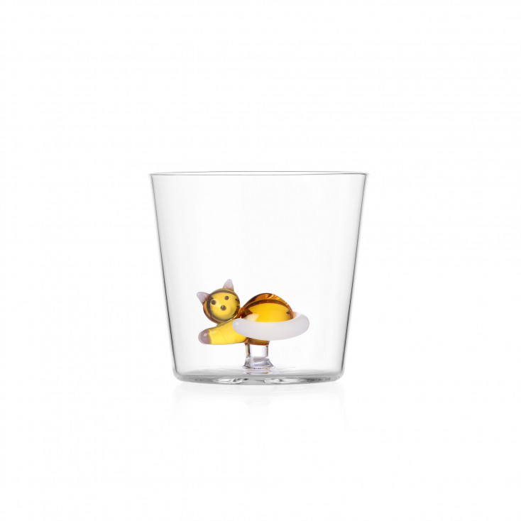 Tumbler in vetro con gatto sdraiato