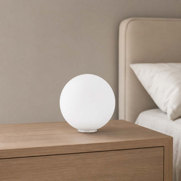 Abatjour moderna base in metallo con diffusore in vetro soffiato per comodino