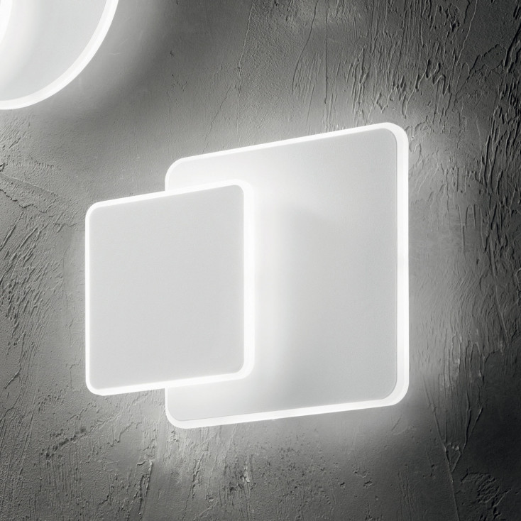 Applique a led con struttura quadrata in alluminio e diffusore in acrilico