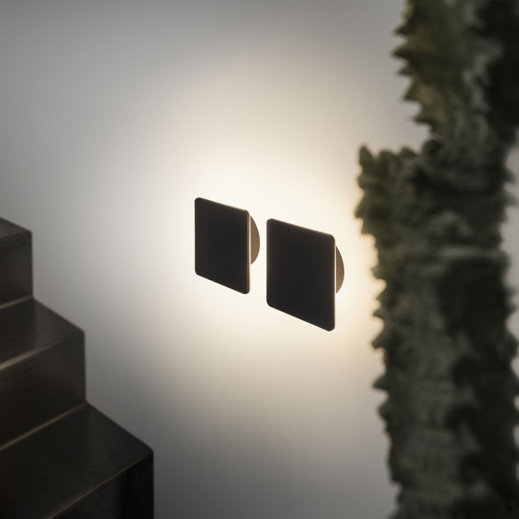 Applique a led quadrata con struttura in alluminio e diffusore in acrilico