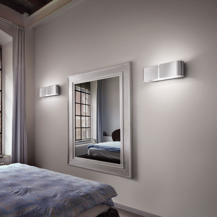 Applique a parete con struttura in metallo dal design moderno