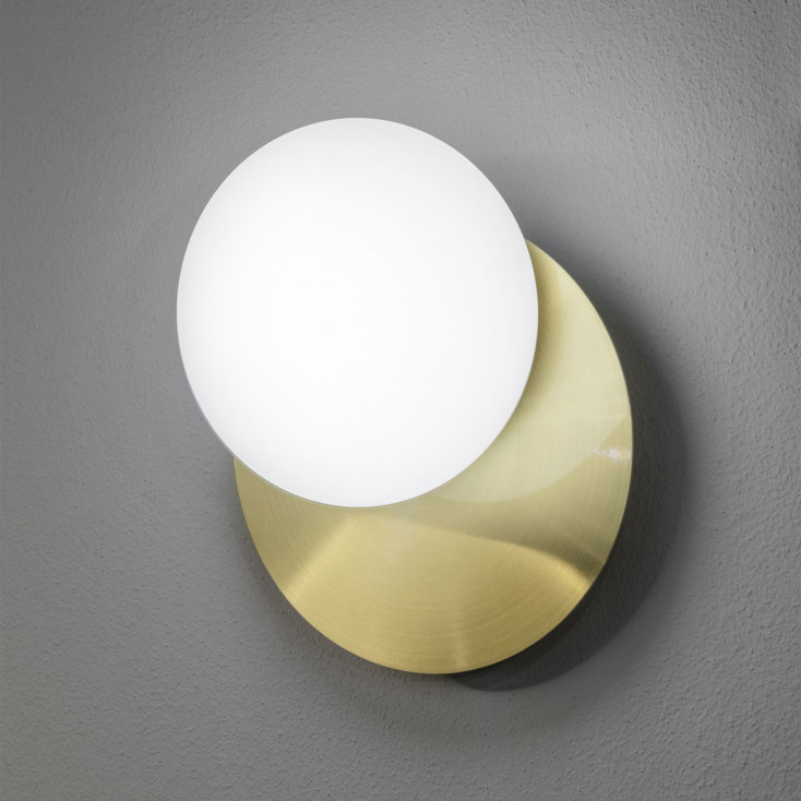 Applique a parete in metallo con diffusore in vetro dal design moderno