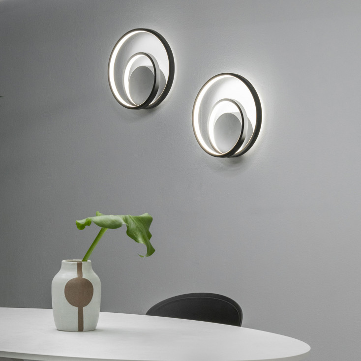 Applique da parete a led con montatura in metallo e diffusore in acrilico
