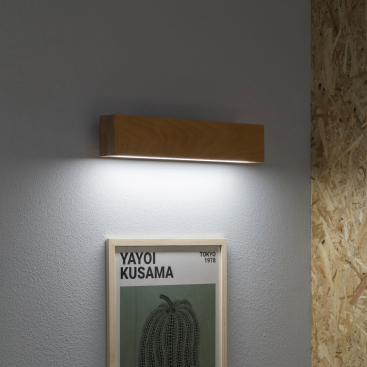 Applique da parete a led con struttura in alluminio e corpo in legno