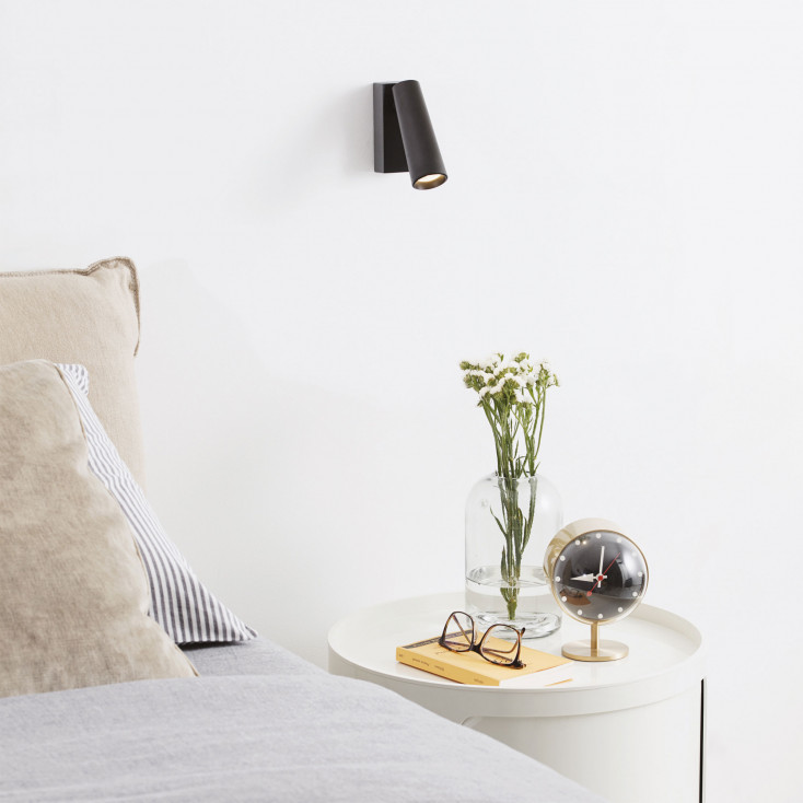 Applique da parete con base rettangolare e diffusore tubolare a led orientabile
