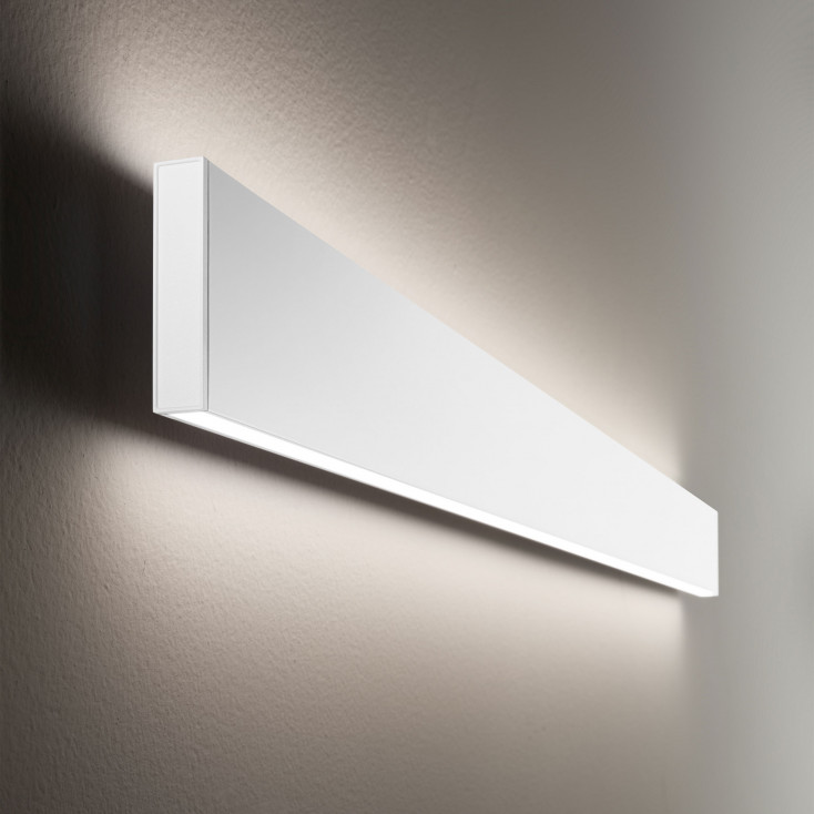Applique lineare a led con struttura in alluminio dal design moderno