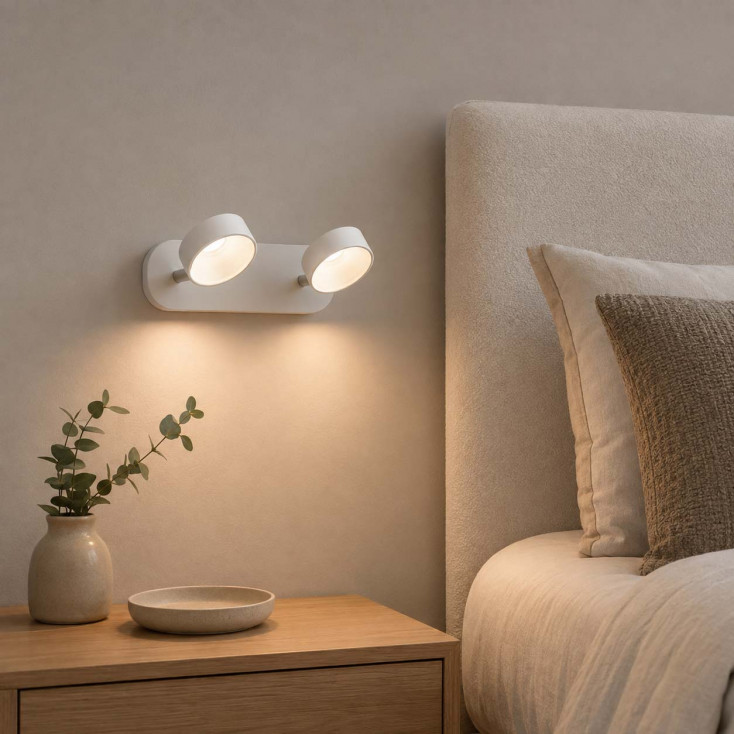 Applique moderna con struttura in metallo e 2 diffusori a led orientabili