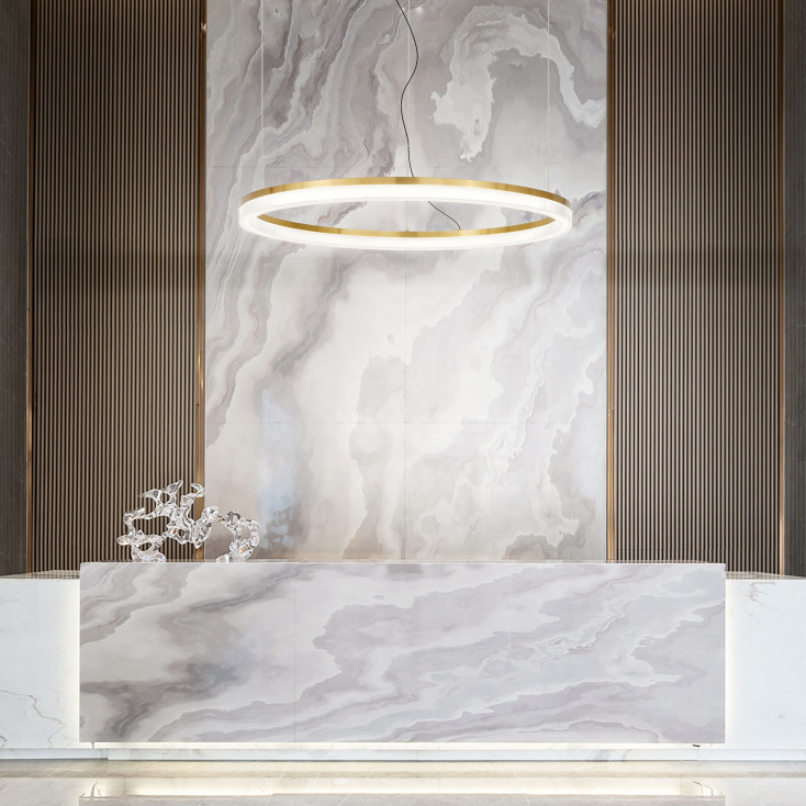 Lampada a sospensione grande con struttura in metallo e diffusore a LED
