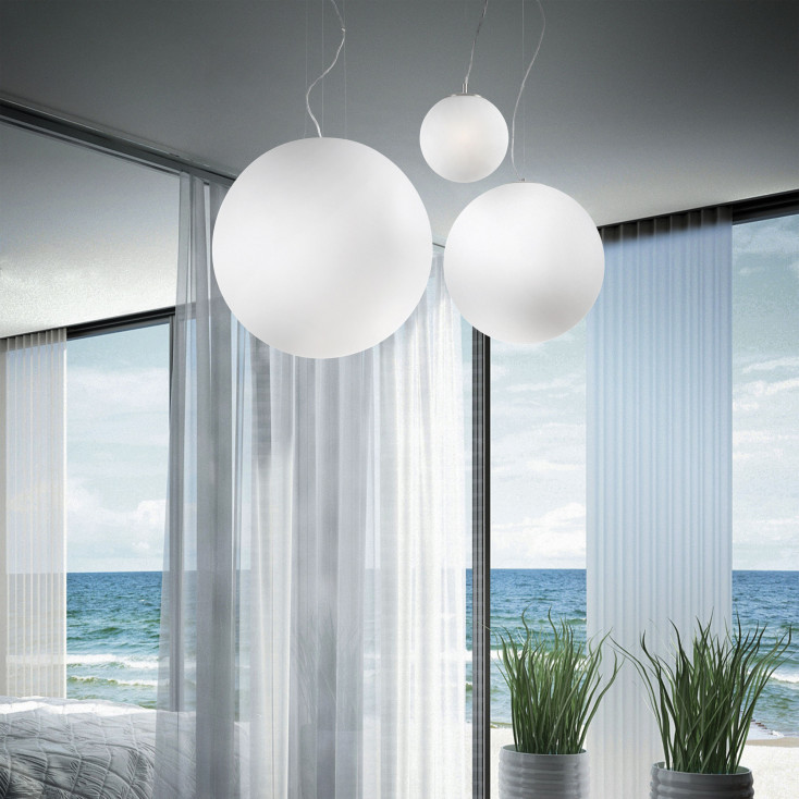 Lampada a sospensione in metallo bianco con diffusore rotondo in vetro piccolo