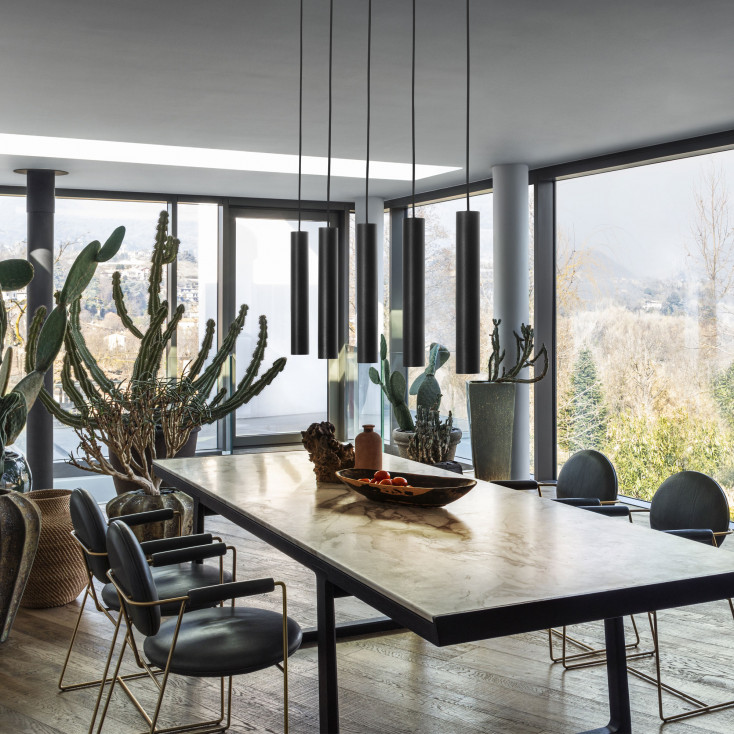 Lampada a sospensione in metallo con singolo diffusore dal design moderno