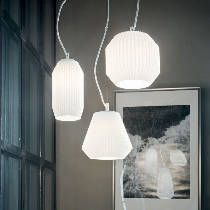 Lampada a sospensione rotonda in metallo con 3 diffusori in vetro di design