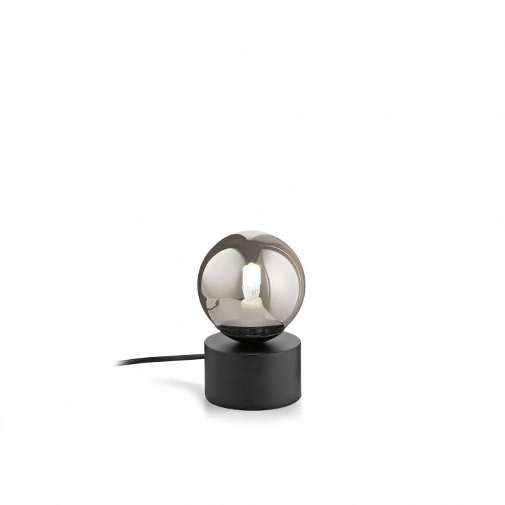 Lampada da comodino dal design moderno con diffusore in vetro soffiato
