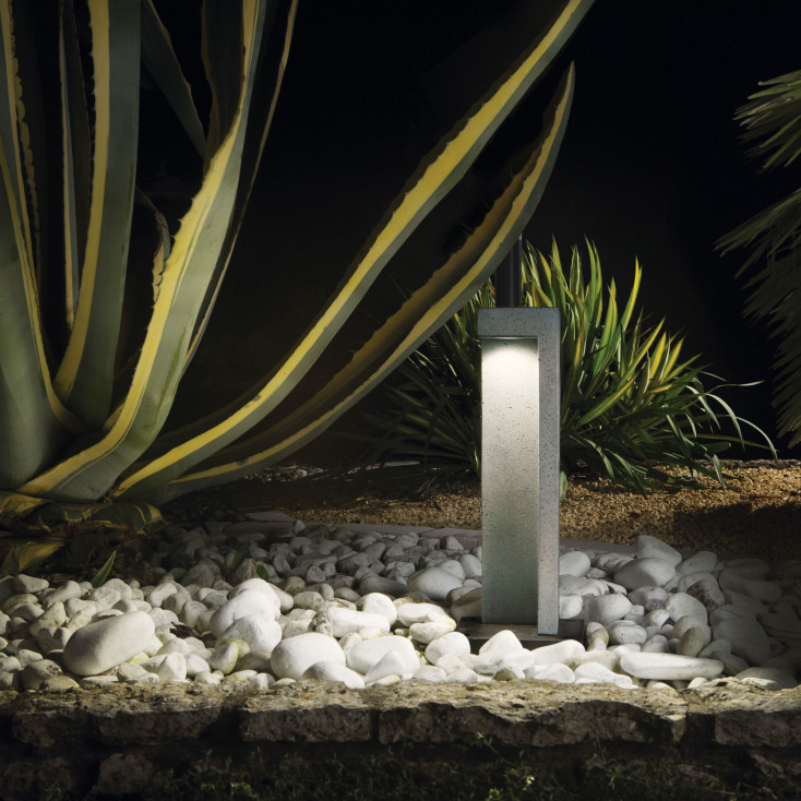Lampioncino da giardino a led con struttura in resina e base in metallo