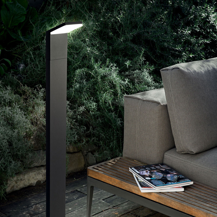 Lampione da giardino a led struttura alta in alluninio e diffusore in acrilico