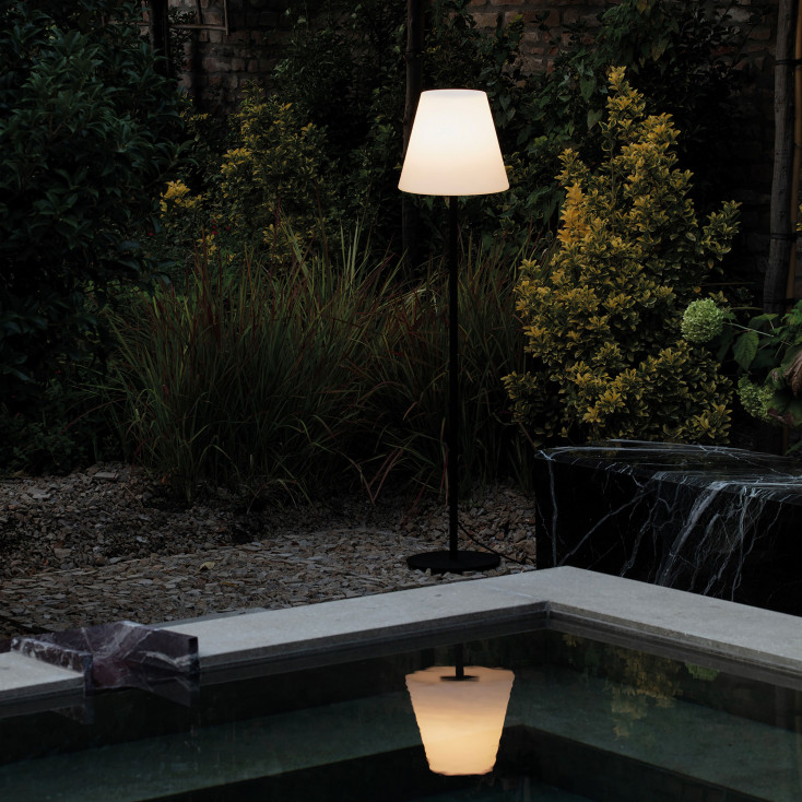 Lampada da giardino da terra alta con struttura in metallo e diffusore in PMMA