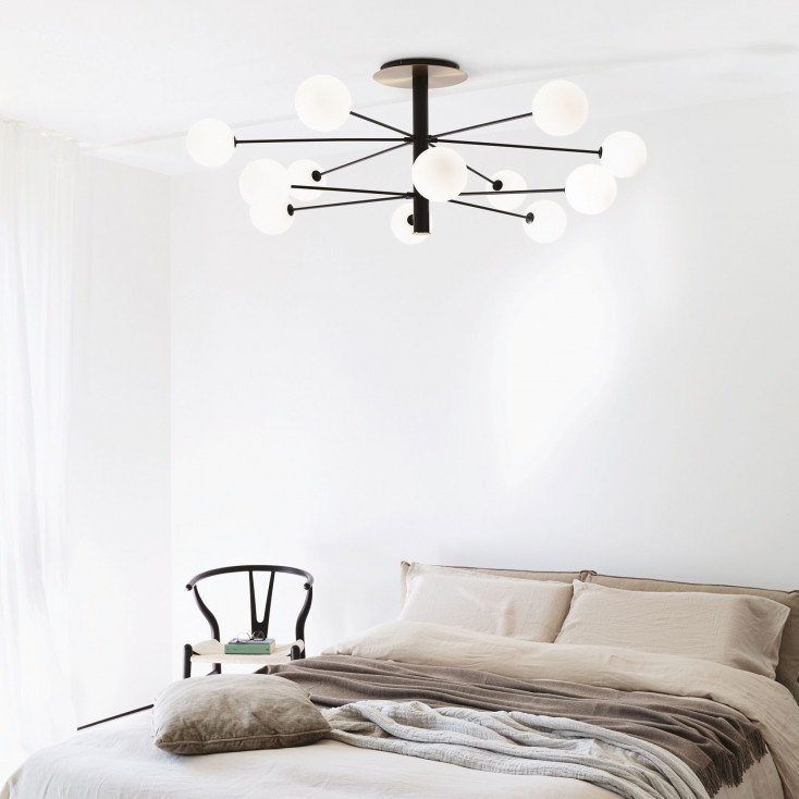 Lampada da soffitto grande in metallo con 12 diffusori in vetro bianco acidato