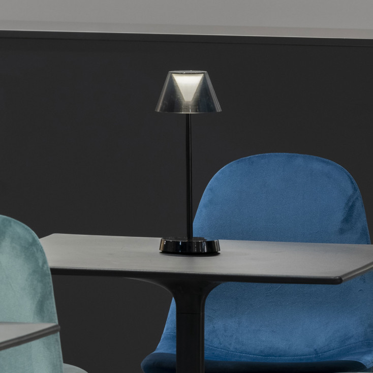 Lampada da tavolo a led dimmerabile struttura iin metallo e pvc