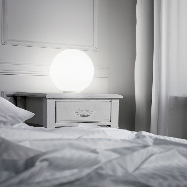 Lampada da tavolo grande con base in metallo e diffusore in vetro soffiato
