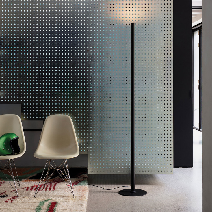 Lampada da terra a led con struttura in alluminio e diffusore in vetro