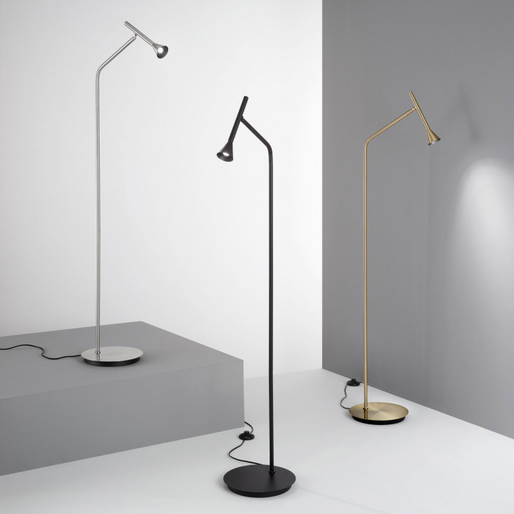 Lampada da terra a led moderna con struttura in metallo e diffusore orientabile