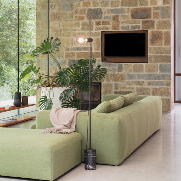 Lampada da terra con base in marmo struttura in metallo dal design moderno