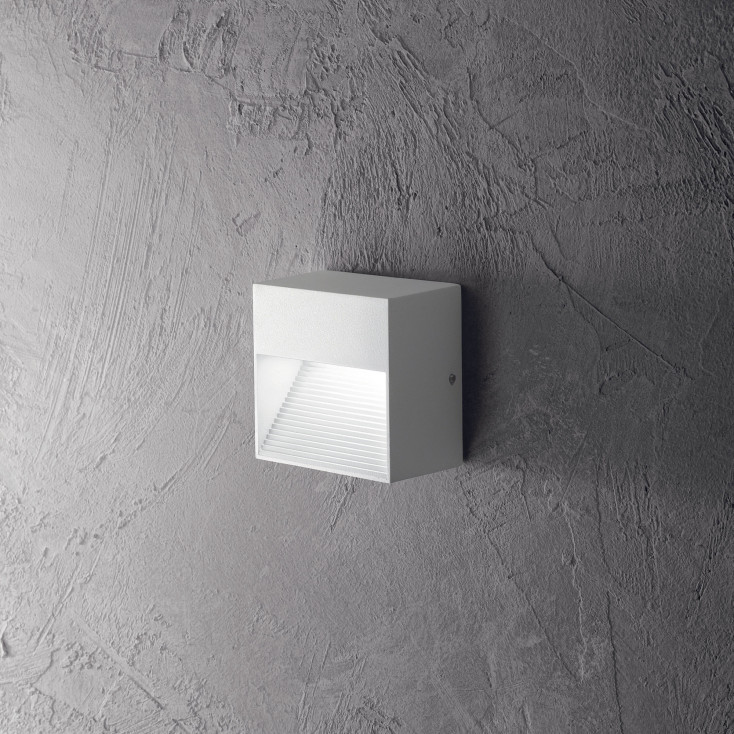 Lampada segnapassi da esterno a led con struttura in alluminio quadrata