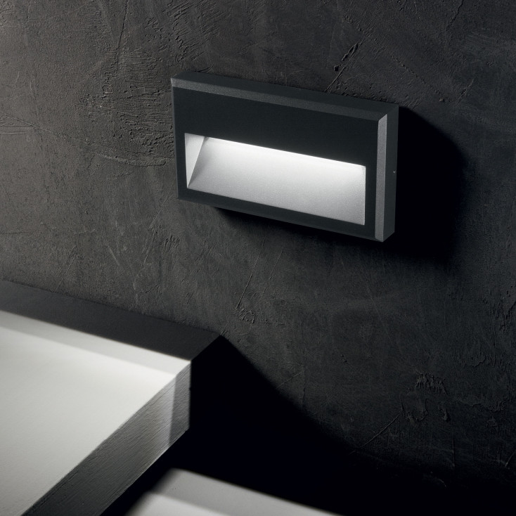 Lampada segnapassi da esterno a led con struttura in alluminio rettangolare