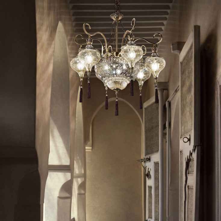 Lampadario grande classico in metallo brunito e 9 brancci con diffusori in vetro